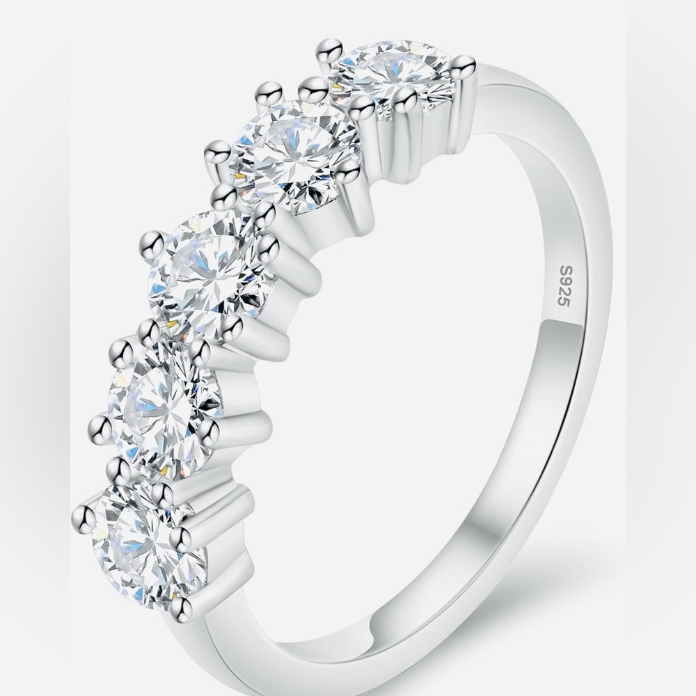 Elegant Moissanite Women's Ring